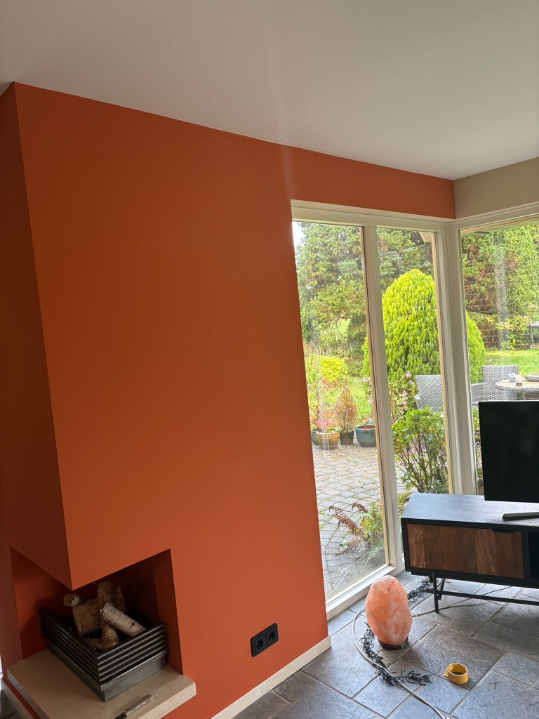 Grote vaste ramen en schuifpui in een woonkamer met uitzicht op de tuin