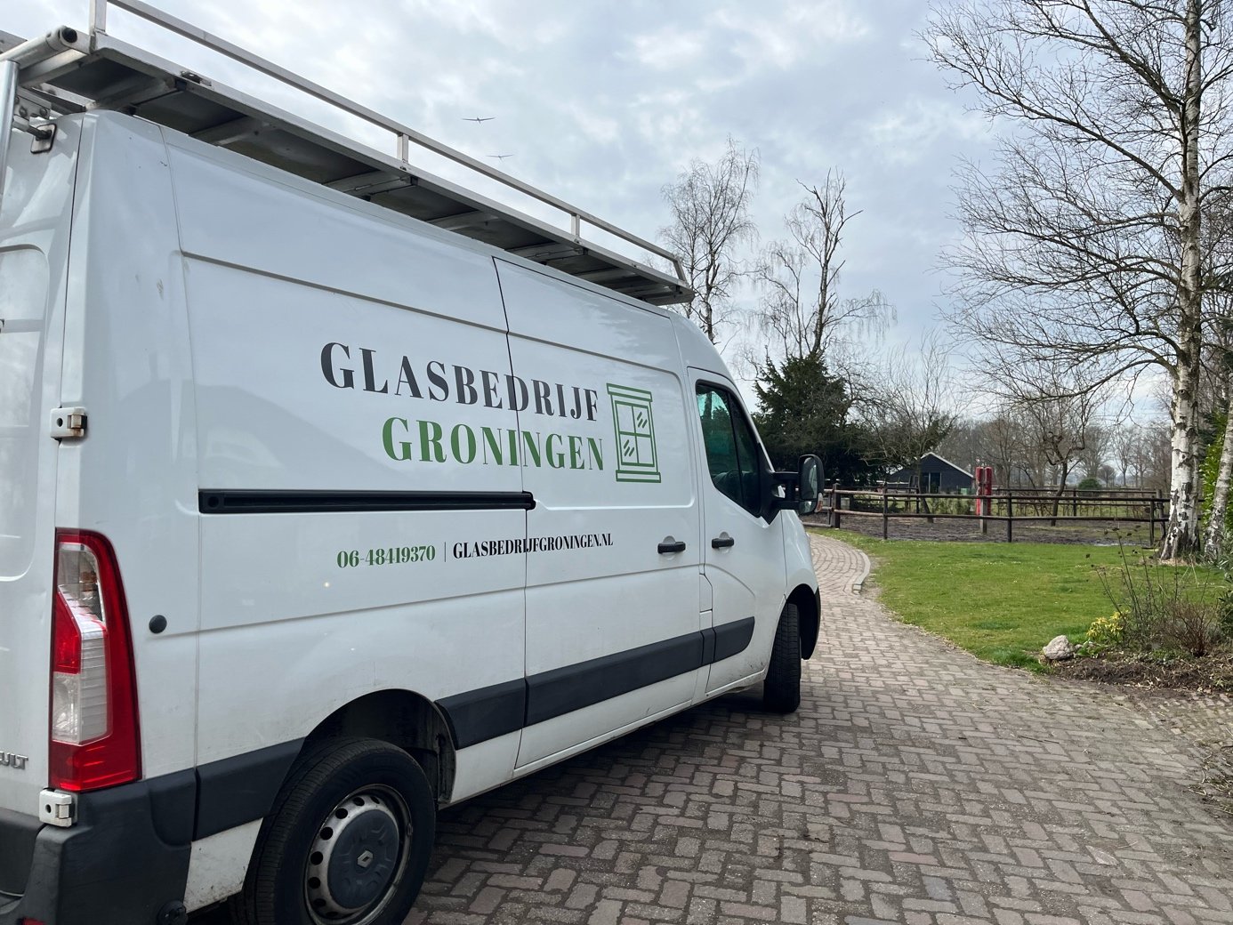Bedrijfsbus van Glasbedrijf Groningen bij een klus