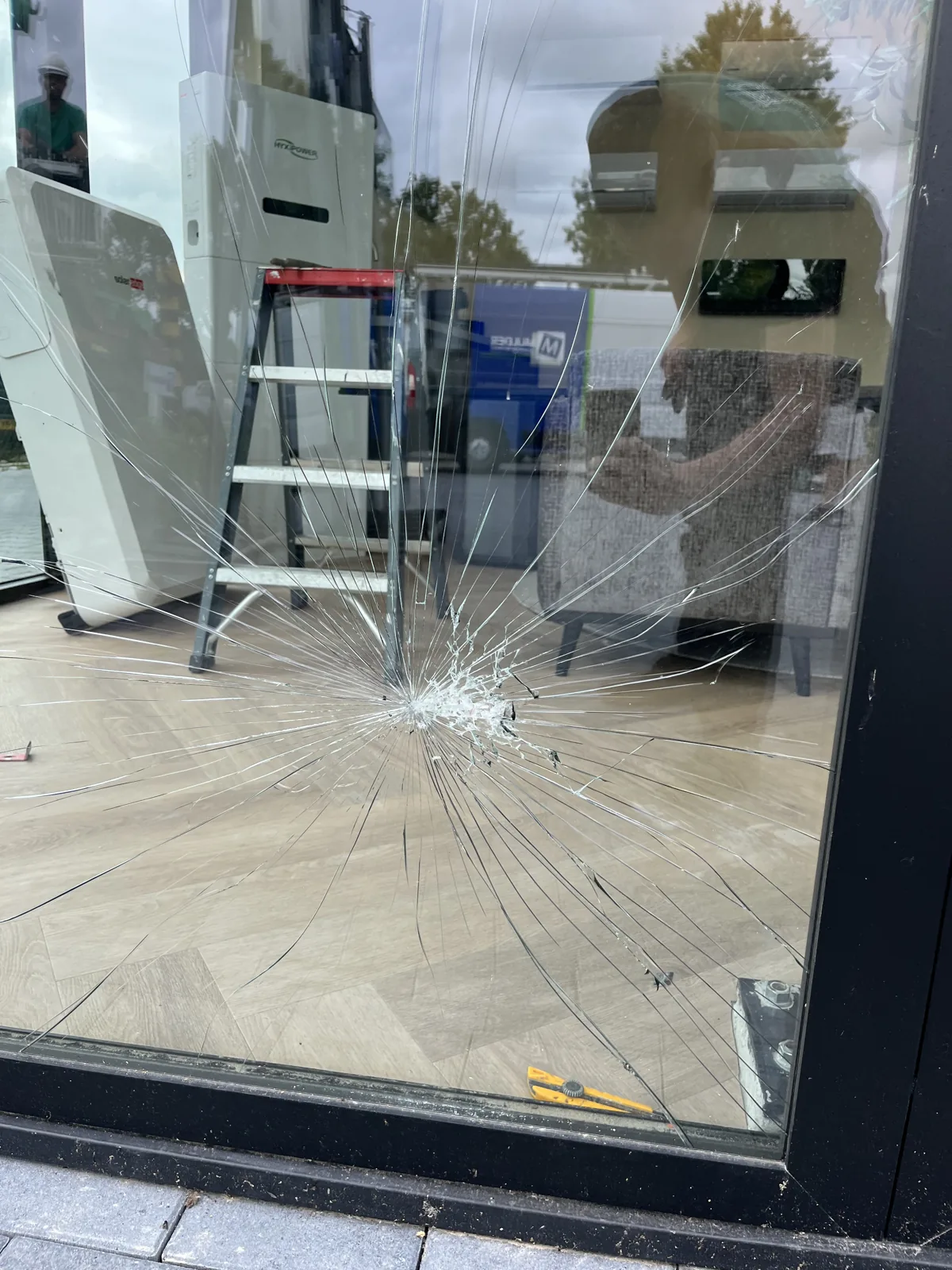 Gebroken etalageruit met breukster, klaar voor glasvervanging