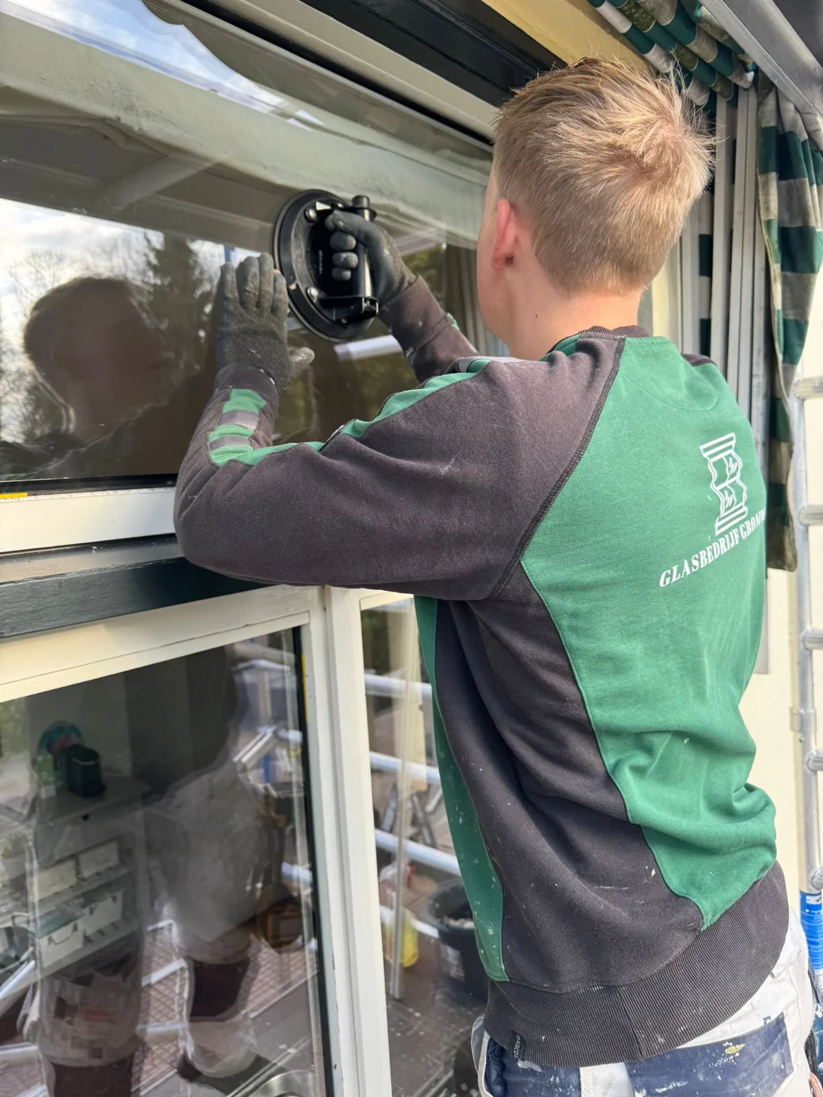 Monteur van Glasbedrijf Groningen plaatst HR++ isolatieglas met een zuignap