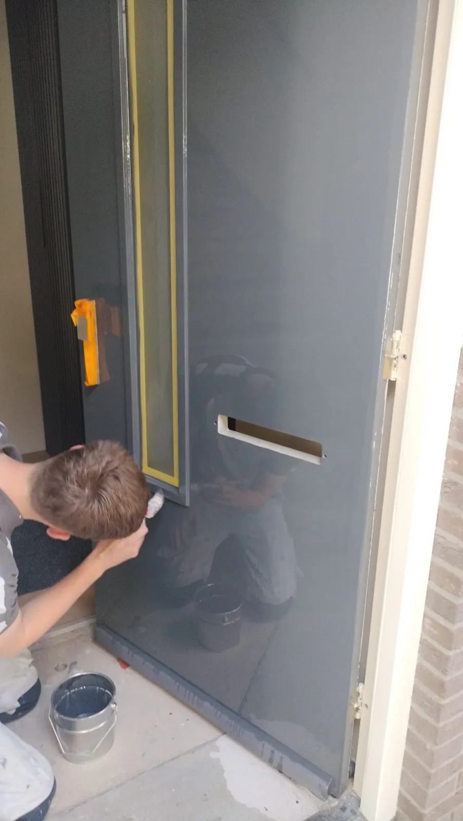 Schilder werkt een houten deur strak af