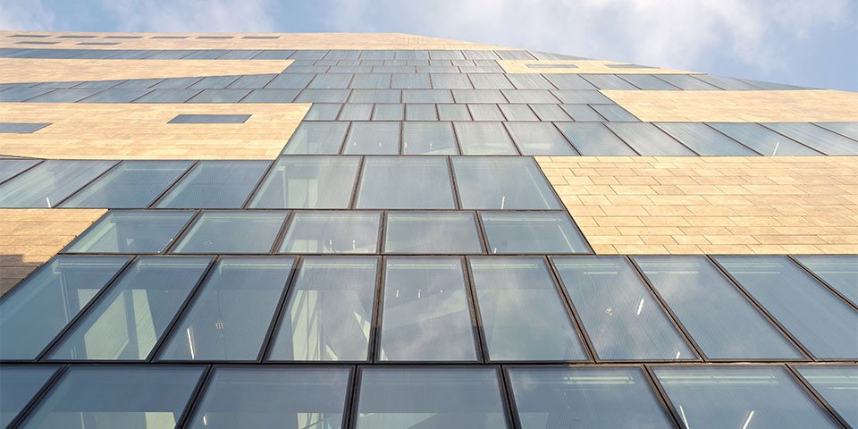Moderne glasgevel met isolatieglas