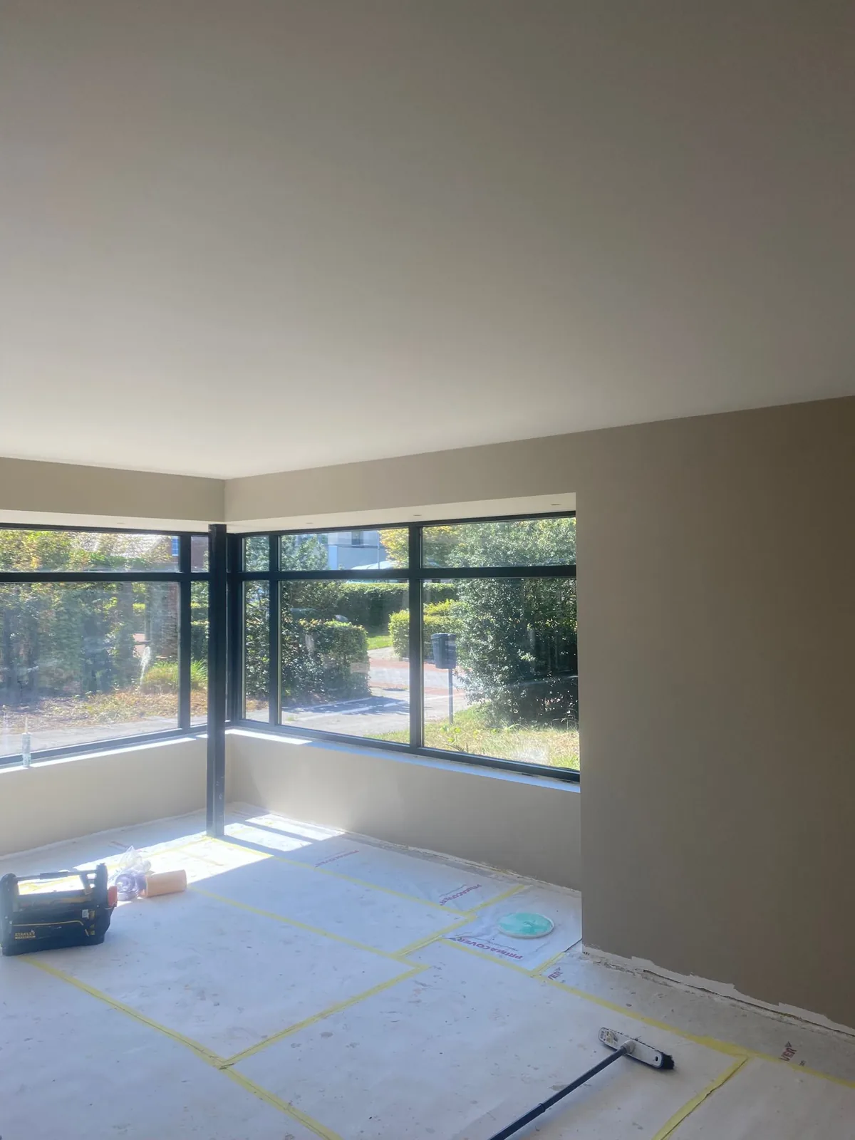 Hoekraampartij met nieuw isolatieglas, gezien vanuit de woning