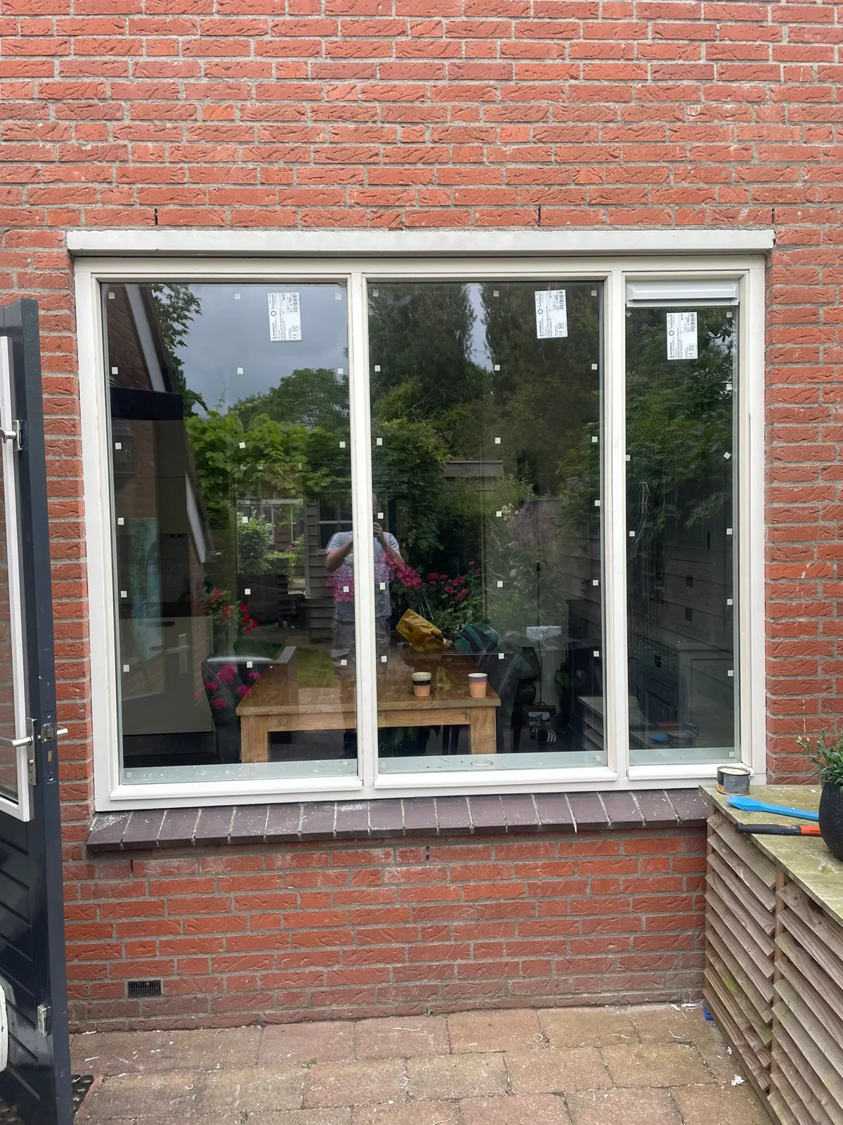 Nieuw geplaatst isolatieglas in een drieluik raampartij