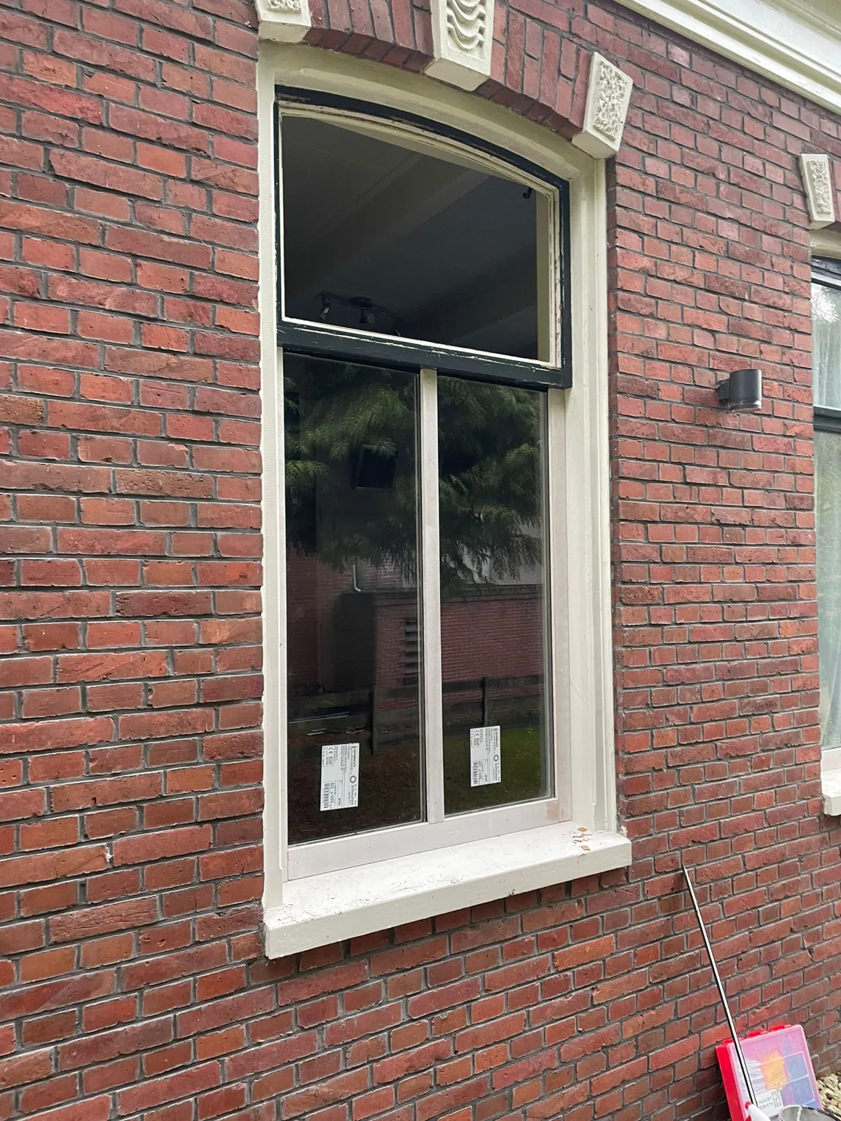Isolatieglas in een monumentaal raam met boogbovenlicht