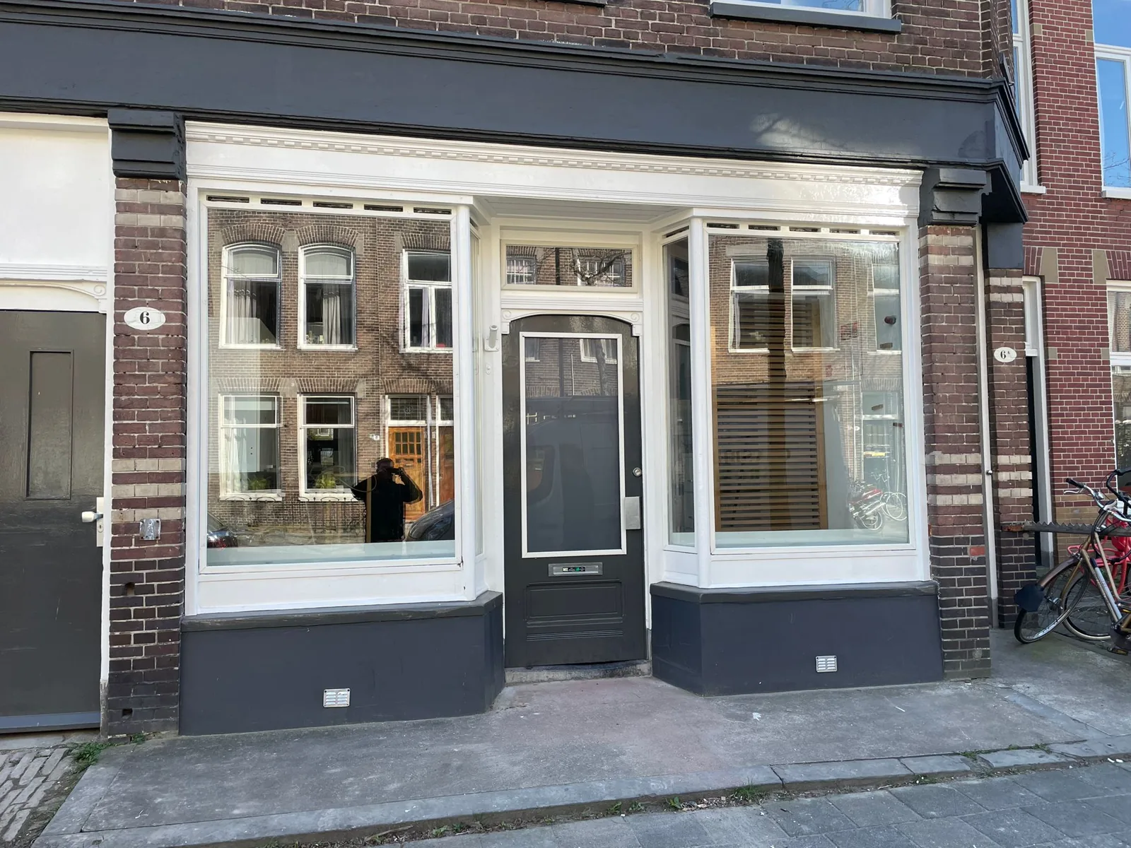 Vernieuwde winkelpandgevel met nieuw glas- en schilderwerk